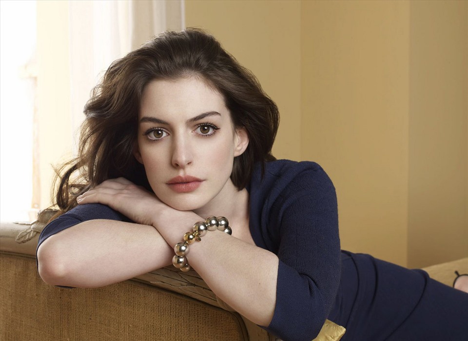 the-secret-to-owning-a-contemporary-beauty-like-the-muse-anne-hathaway