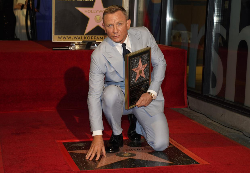 daniel-craig-gets-a-star-on-the-hollywood-walk-of-fame