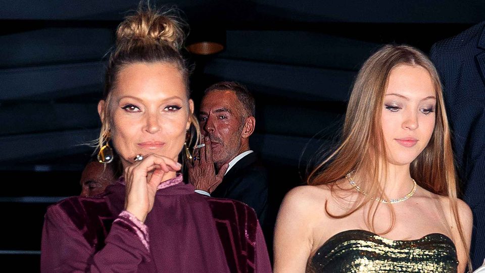 supermodel-kate-moss-and-twice-strode-with-her-daughter-lila-on-the-fashion-runway