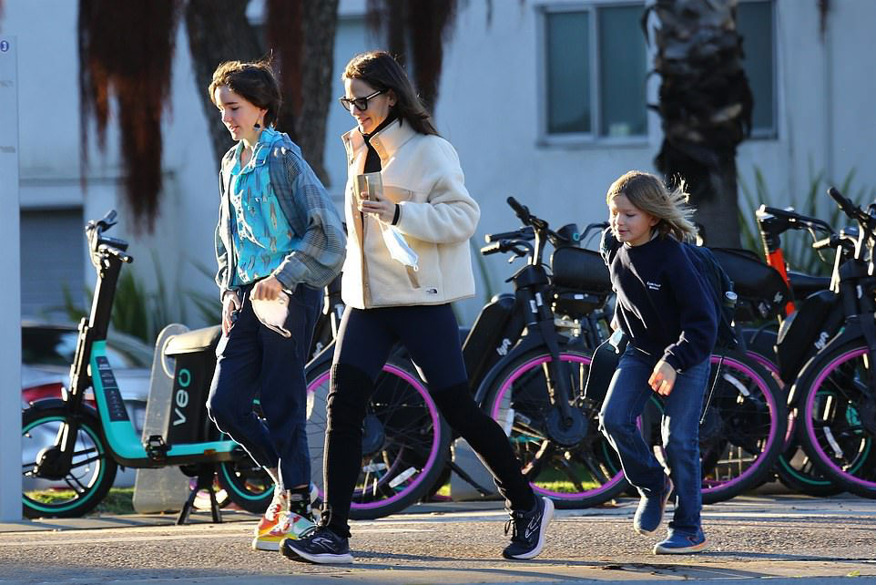 jennifer-garner-is-happy-with-her-children-in-the-midst-of-sharing-her-ex-husbands-touch