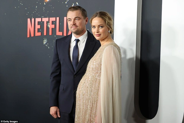 jennifer-lawrence-carried-her-pregnant-belly-to-the-event