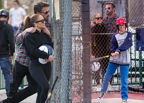 jennifer-lopez-flirts-with-her-boyfriend-while-watching-her-daughter-play-baseball