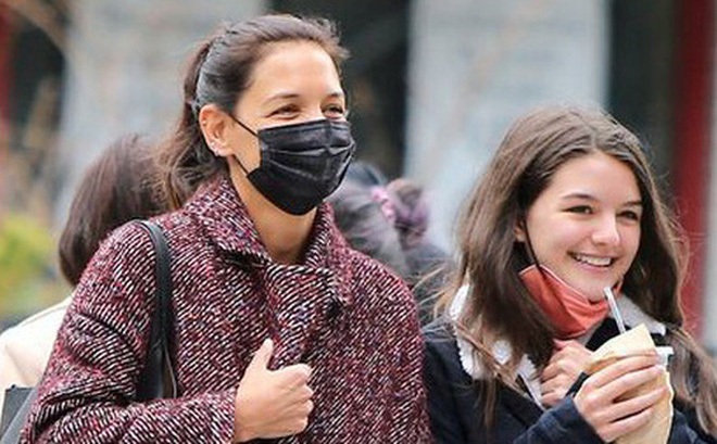 suri-cruises-daughter-walks-in-the-fog-on-the-street-who-knows-that-the-beauty-of-the-age-of-15-completely-overwhelms-the-mother-of-the-star-katie-holmes
