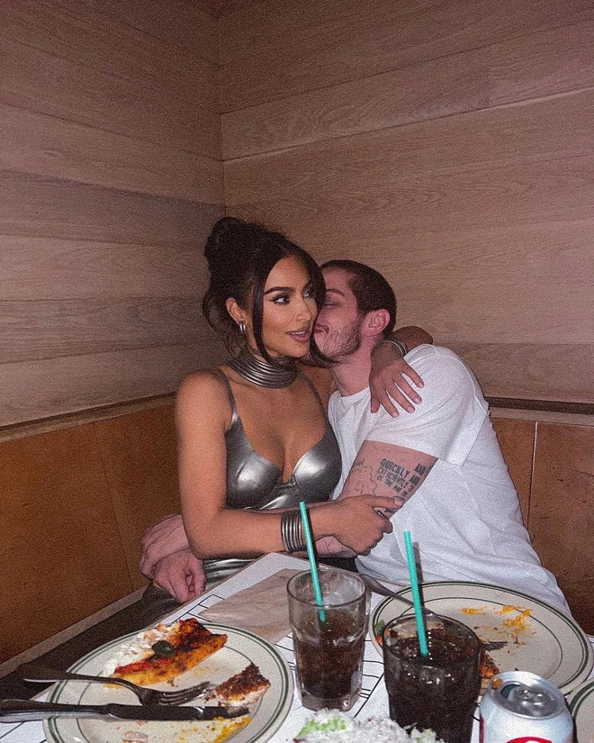 kim-kardashian-first-showed-off-a-photo-of-her-boyfriend-who-is-13-years-younger-than-her-boyfriend-but-people-just-glued-their-eyes-to-the-accompanying-caption