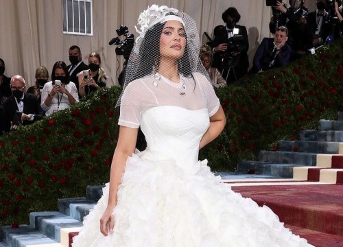 kylie-jenner-wears-a-wedding-dress-to-the-met-gala-2022-red-carpet