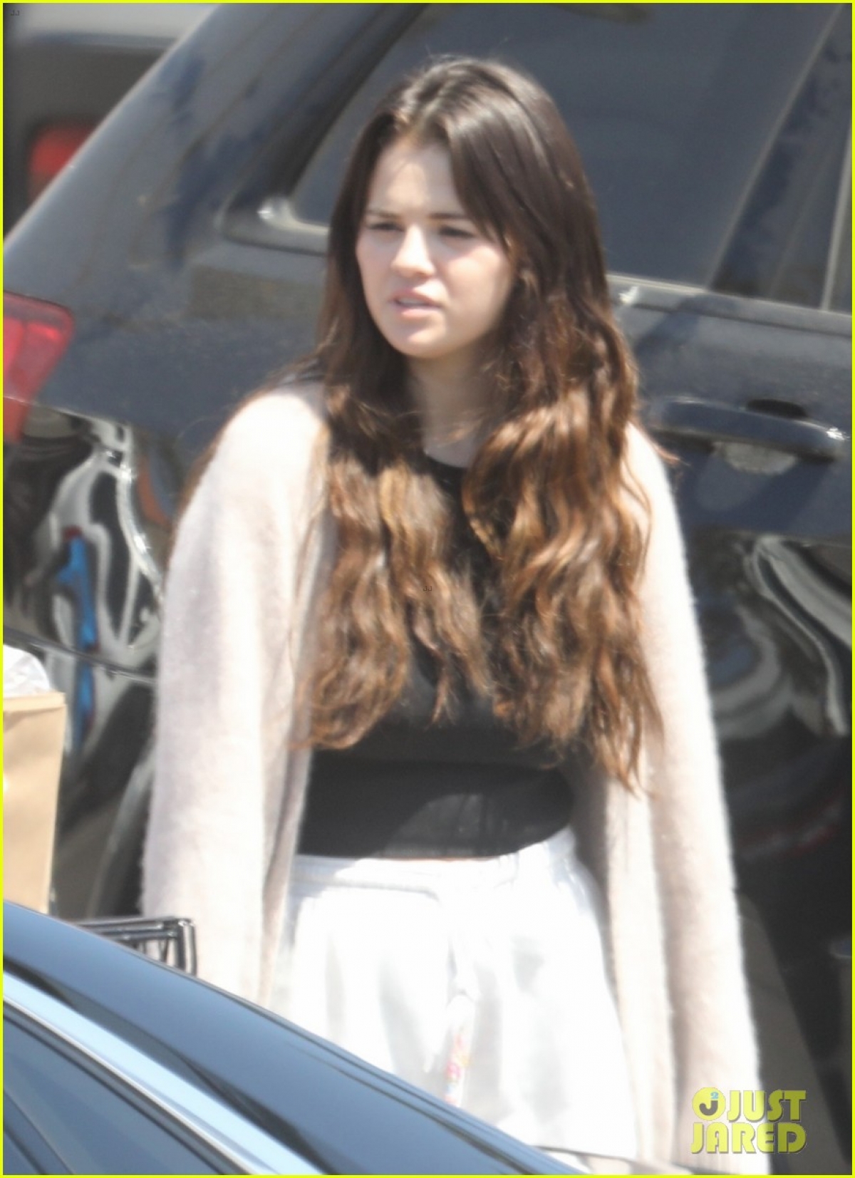 selena-gomez-left-her-bare-face-pale-to-buy-groceries-in-the-us